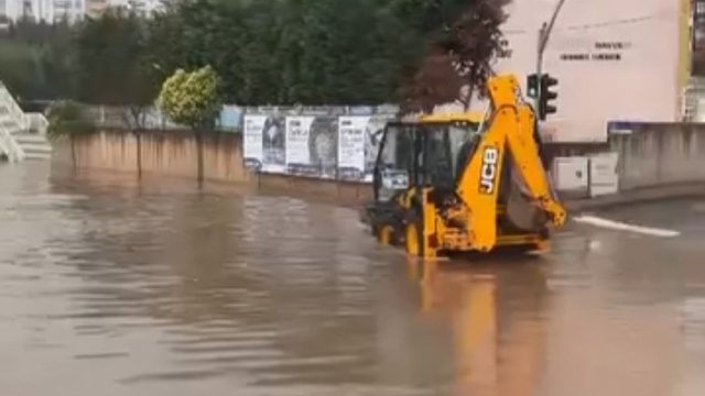 Kocaeli'de sağanak etkili oldu; cadde ve sokaklar göle döndü