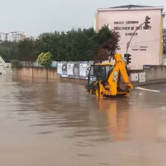 Kocaeli'de sağanak etkili oldu; cadde ve sokaklar göle döndü