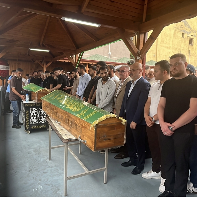 Otomobil, TIR'ın altına girdi, baba ve oğlu öldü (2)