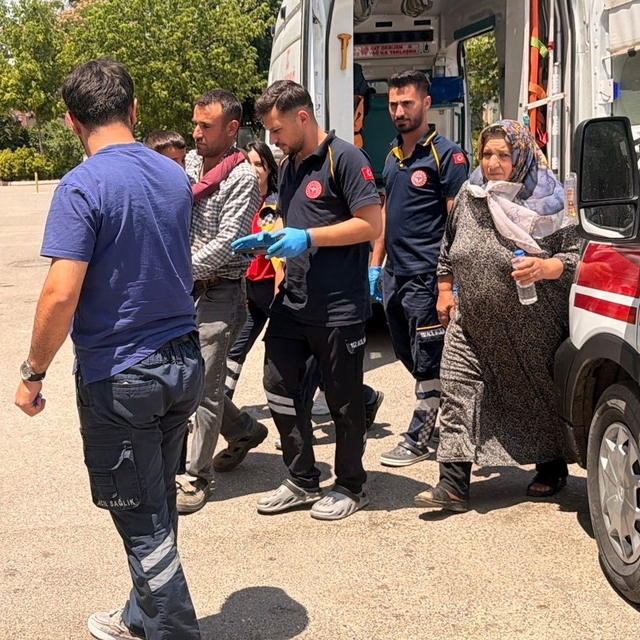 Takla atan otomobildeki 4 kişi yaralandı