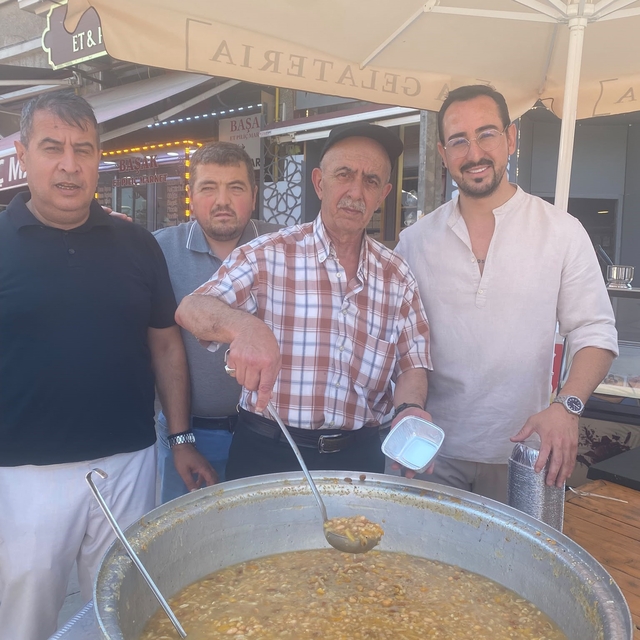Odunpazarı esnafı vatandaşlara aşure ikram etti