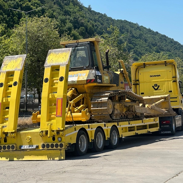 Motosiklet ile iş makinesi taşıyan tır çarpıştı: 1 yaralı