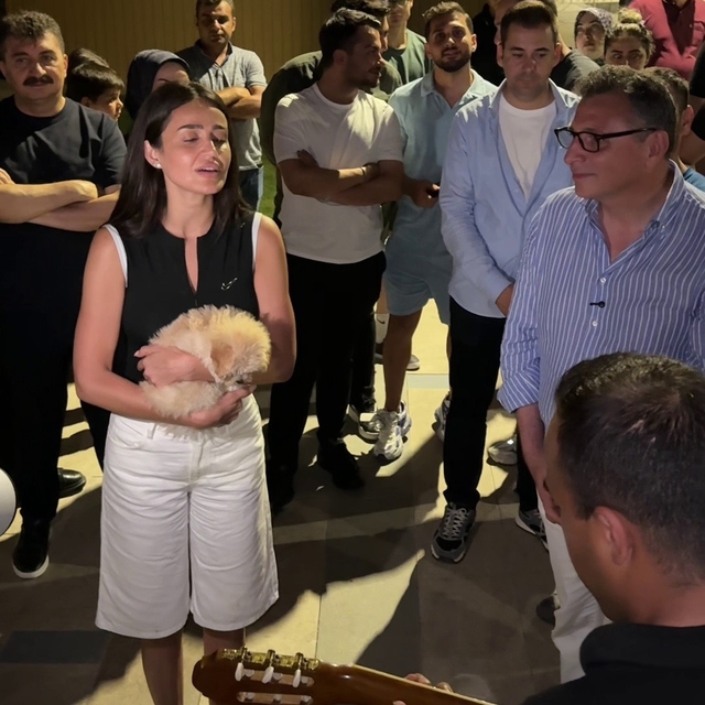 Şarkıcı Elif Buse Doğan'ın darbukalı, ıslıklı mini konseri vatandaşların be...