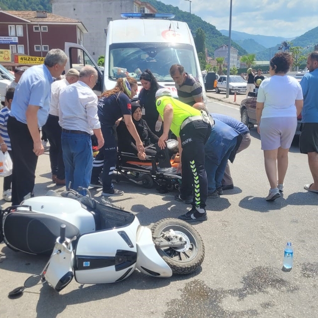 Motosikletin çarptığı kadın yaralandı