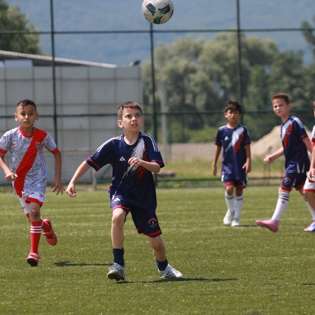 Minikler futbol turnuvasının tek kız oyuncusu takdir topladı