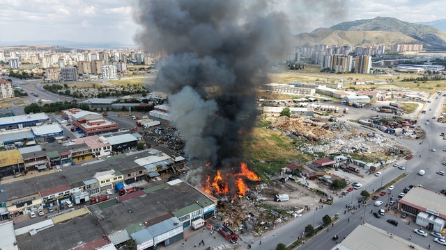 Kayseri'de hurdalıkta yangın