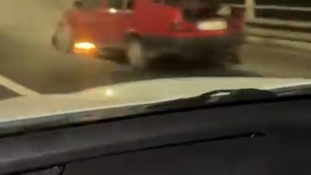 Tofaş marka otomobil köprünün üzerinde alev aldı