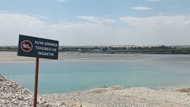 Serinlemek için girdiği çayda kayboldu (2)
