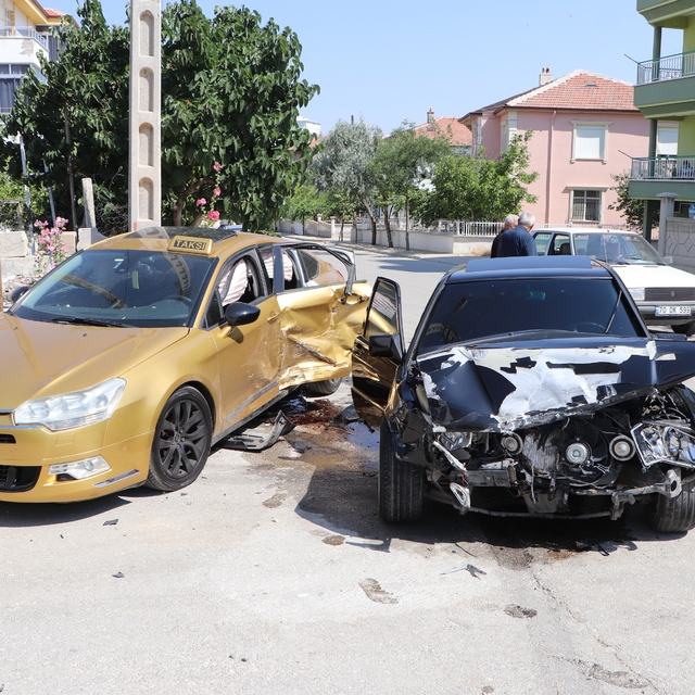 Karaman'da iki otomobilin çarpıştığı kazada 3 kişi yaralandı: Kaza anı kame...