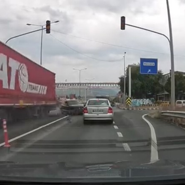 D-650'de yürekleri ağza getiren kaza kamerada