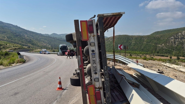 Antalya-Konya yolunda devrilen tırın sürücüsü yaralandı