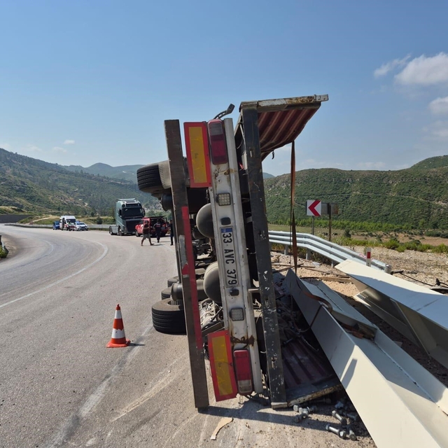 Antalya-Konya yolunda devrilen tırın sürücüsü yaralandı