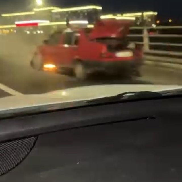 Tofaş marka otomobil köprünün üzerinde alev aldı