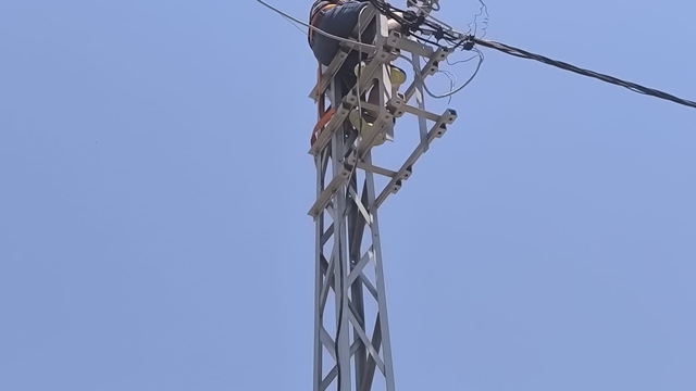 Elektrik direğinde akıma kapılan işçi yaralandı
