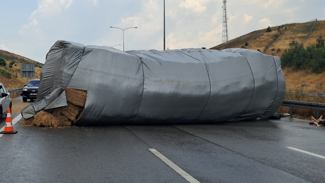 Balıkesir'de saman yüklü tır devrildi, otoyol trafiğe kapandı