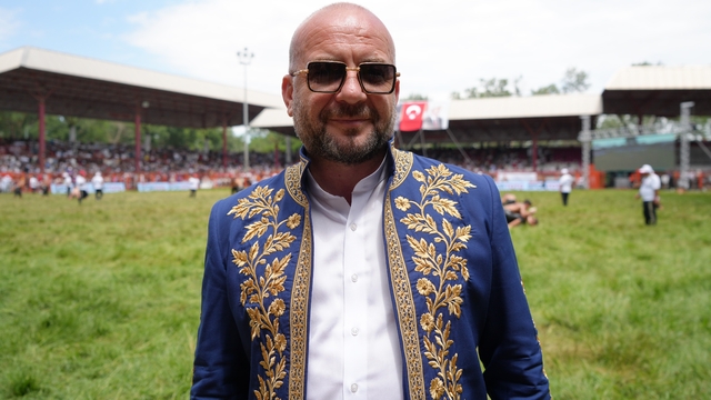 Ufuk Özünlü: "Bu geleneği geleceğe taşımak zorundayız"
Kırkpınar'da pehlivanlardan dualı çayırda kıran kırana mücadele