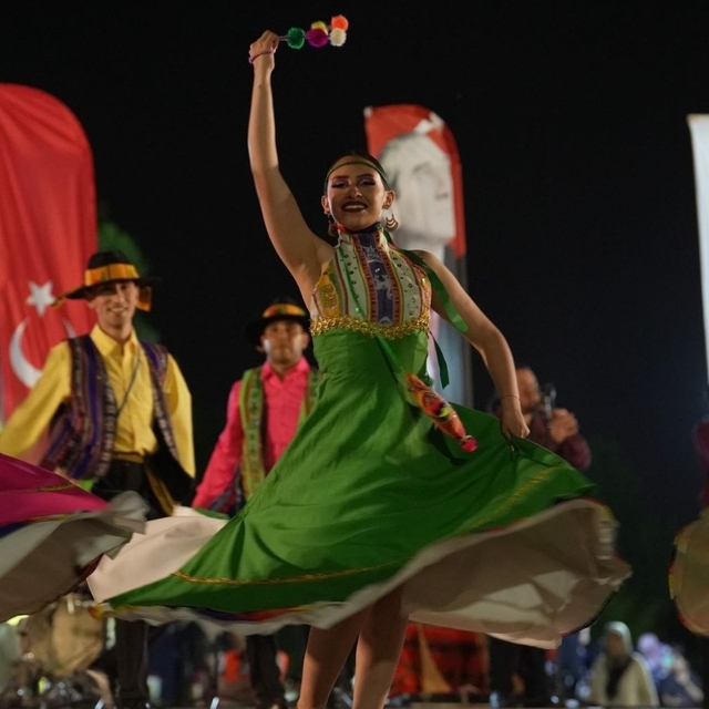 20. Uluslararası Halk Dansları Festivali'nde coşku sürüyor