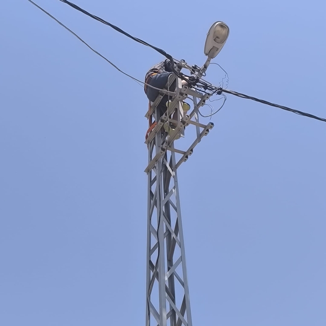 Elektrik direğinde akıma kapılan işçi yaralandı
