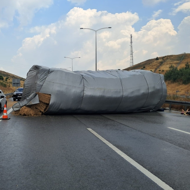 Balıkesir'de saman yüklü tır devrildi, otoyol trafiğe kapandı