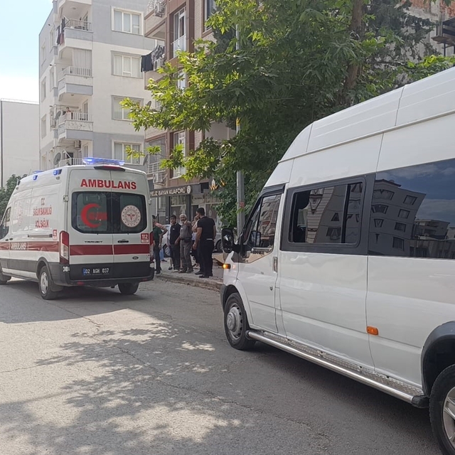 Hafif ticari araç ile motosiklet çarpıştı: 1 yaralı