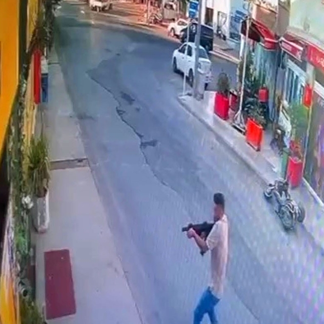 Sevgilisinin çalıştığı işletmeye tüfekle ateş açtı: Saldırı anı kamerada