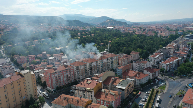 Yıldırım düşen apartmanın çatısında yangın çıktı
