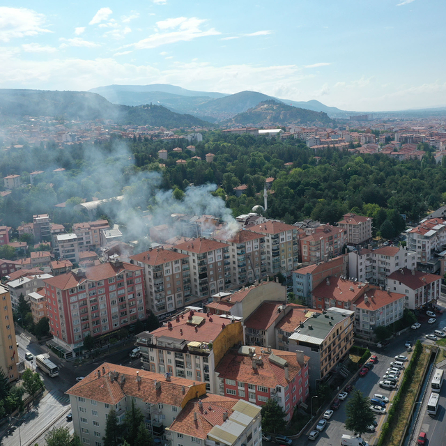 Yıldırım düşen apartmanın çatısında yangın çıktı