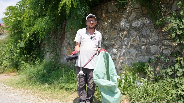 Düzce'de temizlik işçisi bulduğu altın dolu çantayı polise teslim etti