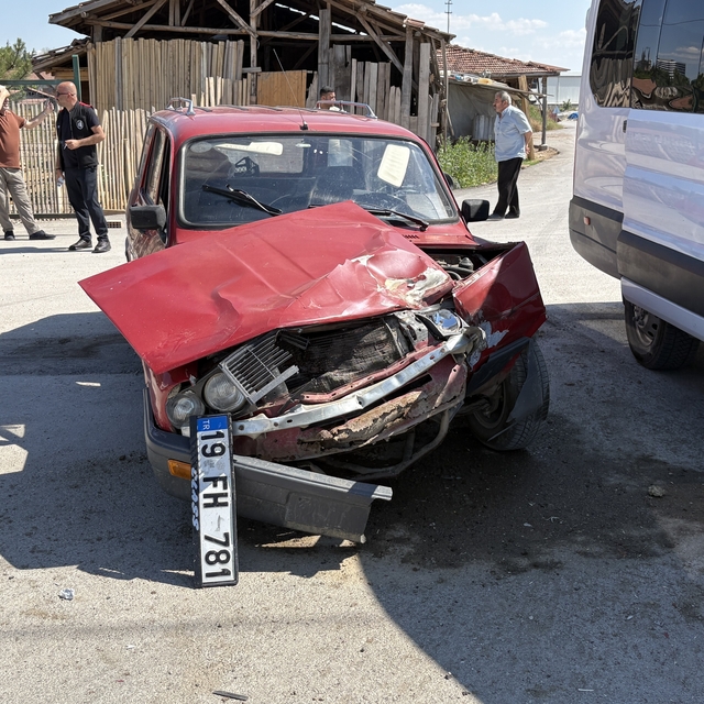 Çorum'da minibüs ile otomobil çarpıştı: 2 yaralı