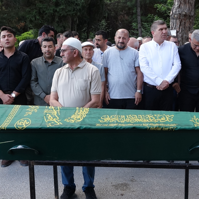 7 yaşındaki çocuğun diş tedavisindeki genel anestezi işleminde kalbinin dur...