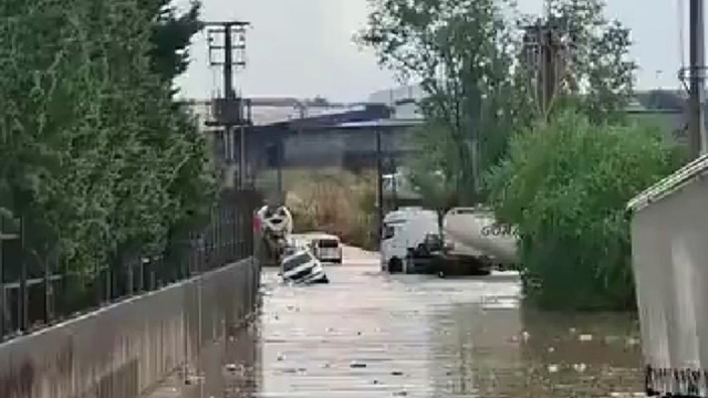 Kocaeli'yi sağanak vurdu: Araçlar mahsur kaldı