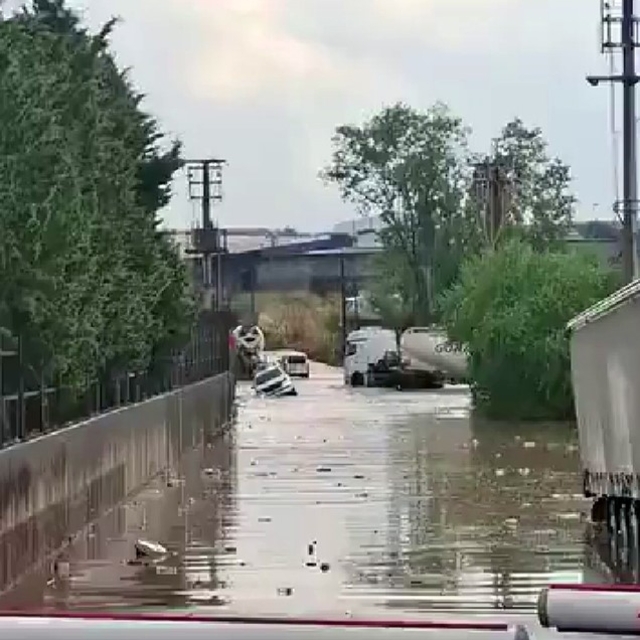 Kocaeli'yi sağanak vurdu: Araçlar mahsur kaldı