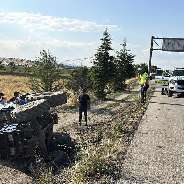 Kontrolden çıkan traktör şarampole devrildi: 1 yaralı