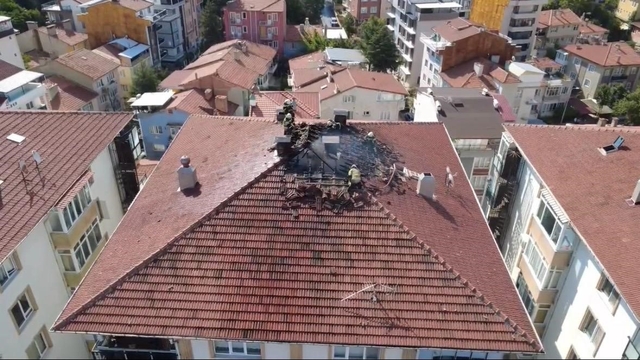 Kütahya'da yıldırım düşen çatıda yangın çıktı
