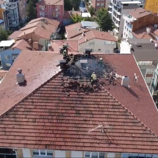 Kütahya'da yıldırım düşen çatıda yangın çıktı