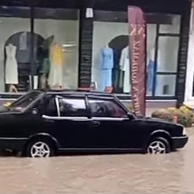 Tavşanlı'da sağanak hayatı olumsuz etkiledi