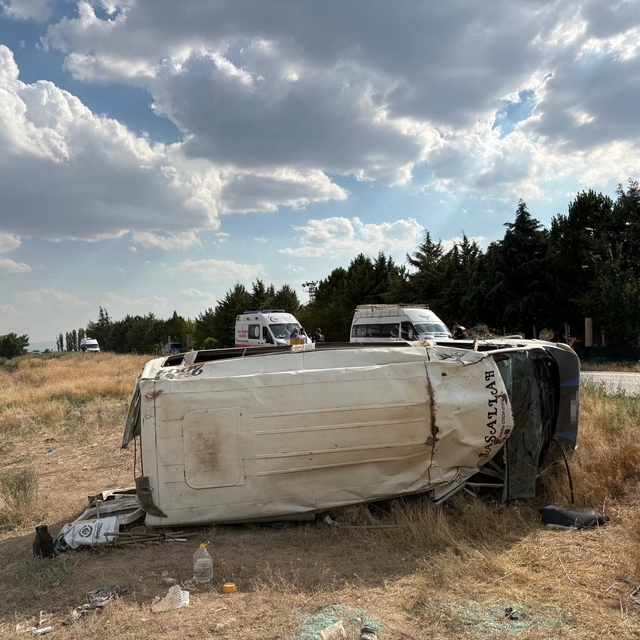 Tarım işçilerini taşıyan minibüs devrildi: 17 yaralı