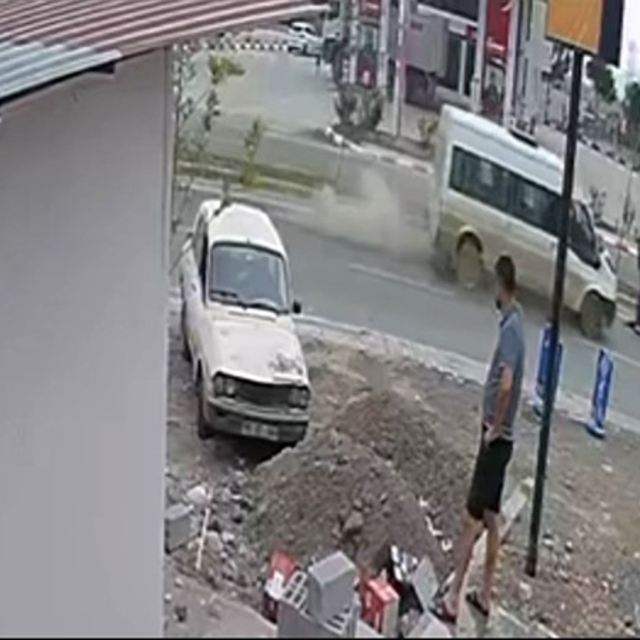 Osmaniye'de minibüs başıboş ata çarptı