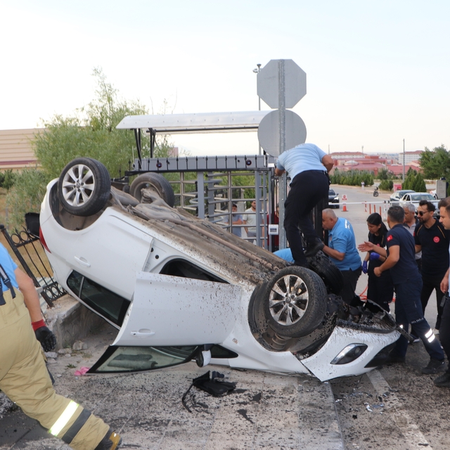 Karaman'da takla atan otomobildeki 4 üniversite öğrencisi yaralandı