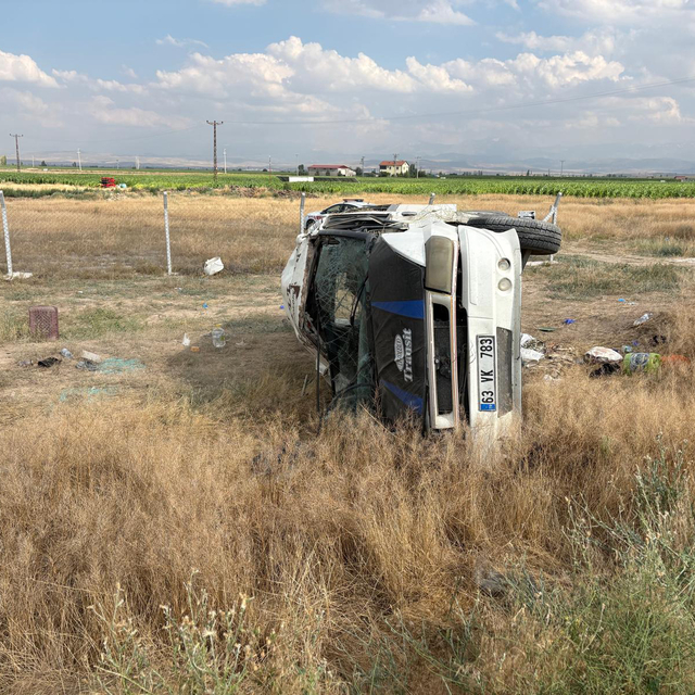 Tarım işçilerini taşıyan minibüs devrildi: 17 yaralı