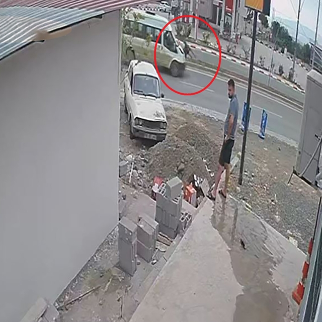 Minibüsün ata çarpması kamerada
