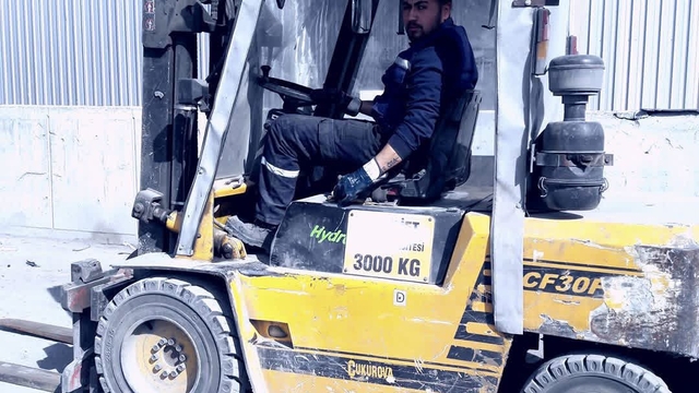 Şarampole yuvarlanan forkliftin altında kalan işçi hayatını kaybetti