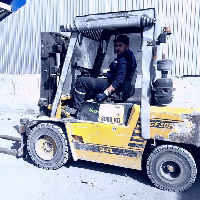 Şarampole yuvarlanan forkliftin altında kalan işçi hayatını kaybetti