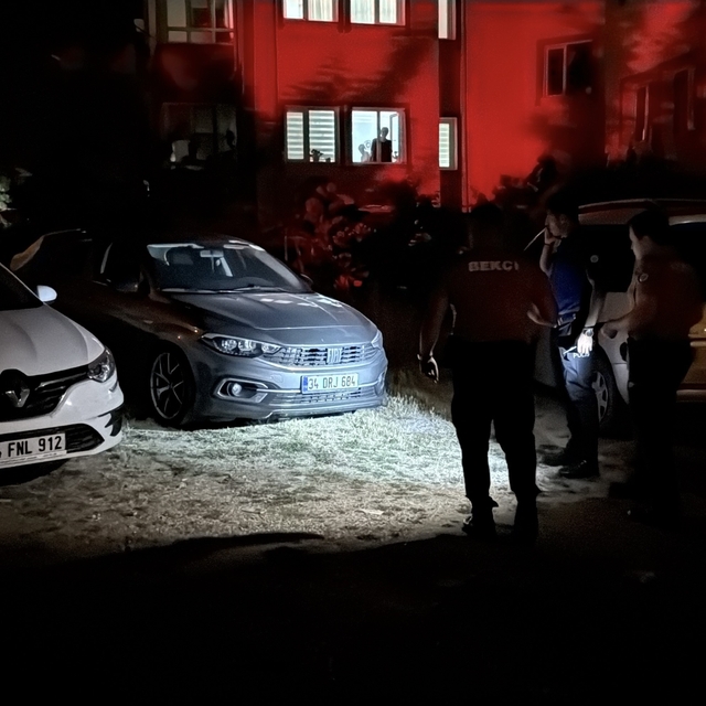 Geri manevra yaparak kaçan aracın çarptığı bekçi yaralandı
Şüphelilerle bağ...