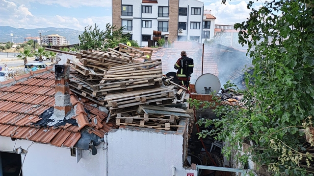 Burhaniye'de yanan evde mahsur kalan vatandaşı itfaiye kurtardı
