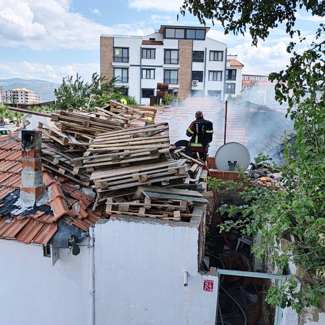 Burhaniye'de yanan evde mahsur kalan vatandaşı itfaiye kurtardı