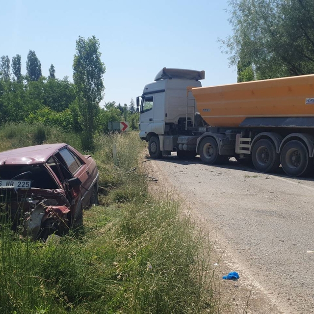 Uşak'ta tırla çarpışan otomobilin sürücüsü öldü