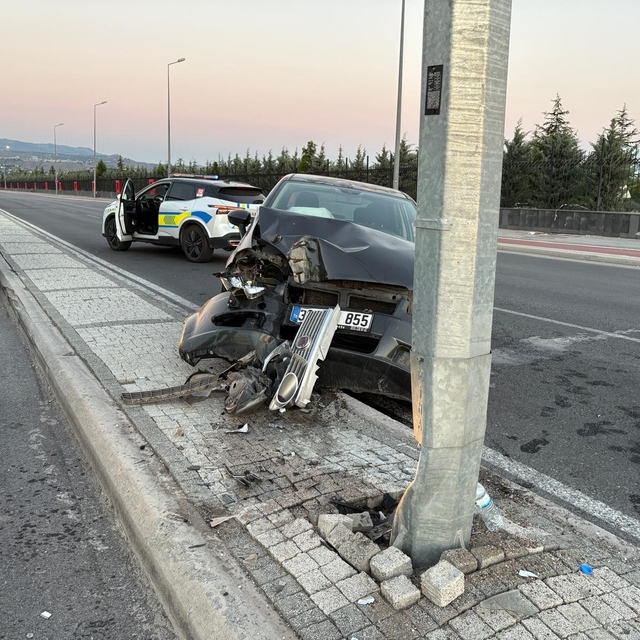 Kayseri'de otomobil aydınlatma direğine çarptı: 1 yaralı