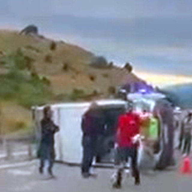 Devrilen minibüste 6'sı çocuk 16 kişi yaralandı