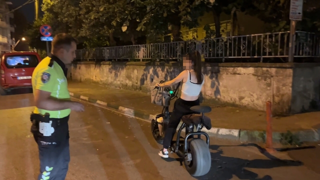 Elektrikli bisiklet sürücüsü alkollü çıktı, "Eve gidiyordum" dedi
Yasal sınırdan yaklaşık 11 kat alkollü çıktı